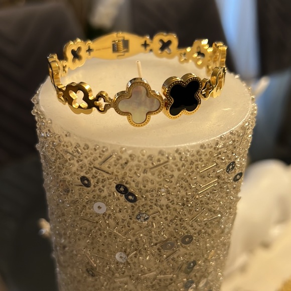 White and Black Gold 14K Goldplated & Cubic Zirconite Clover Bangle Bracelet - Picture 8 of 9